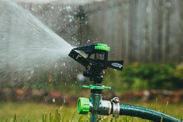 Sproeier in een tuin