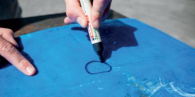 Iemand die een lek omcirkelt