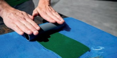 Iemand die over een een patch heen rolt