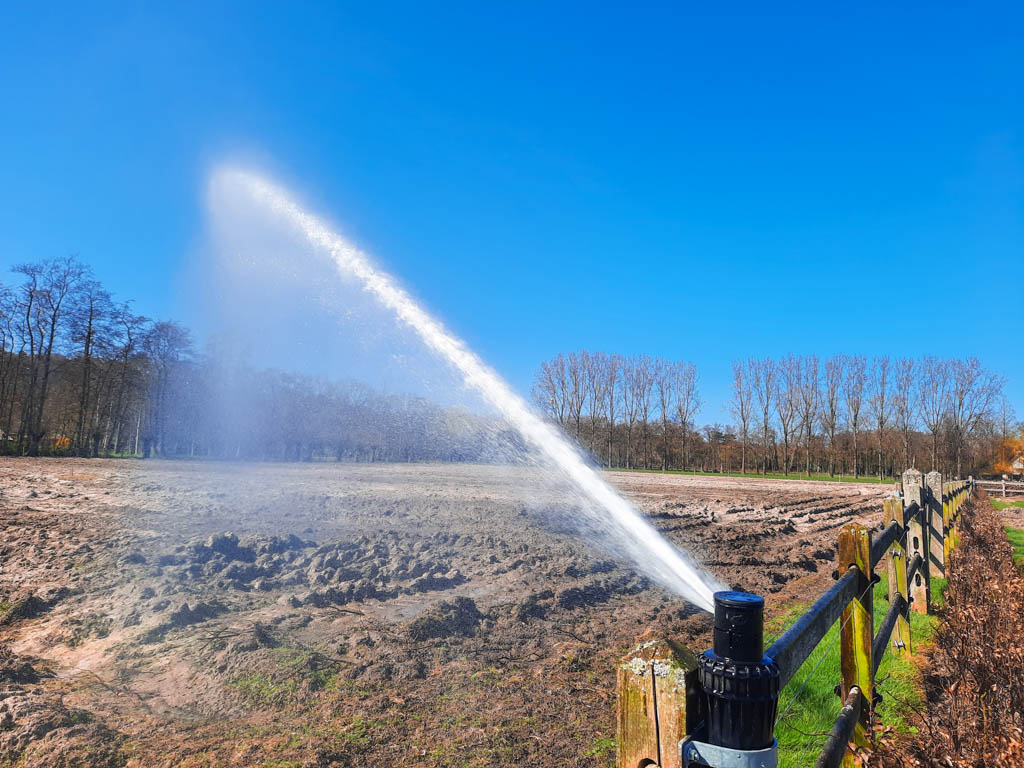 Beregening in de paardenbak houdt de ondergrond stabiel