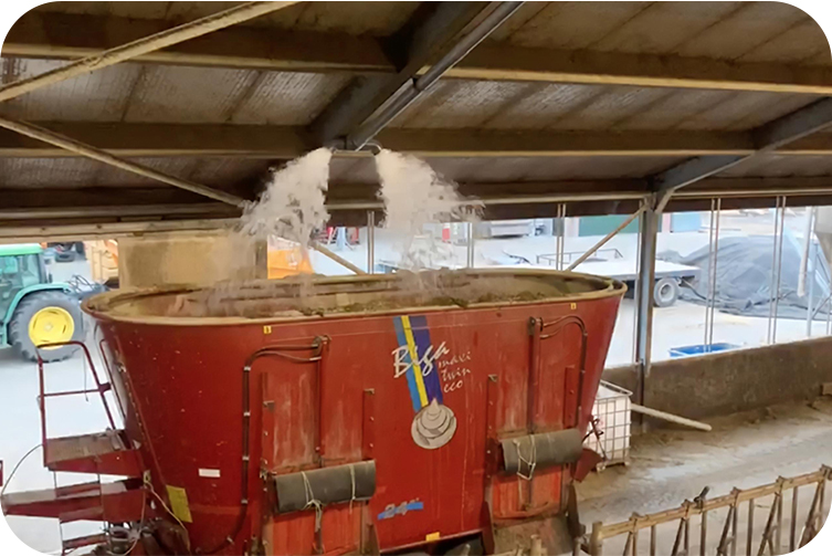 Het voermengwagen vulsysteem zorgt ervoor dat het vullen met water een stuk sneller gaat. Het voermengwagen vulsysteem zorgt ervoor dat het vullen met water een stuk sneller gaat.